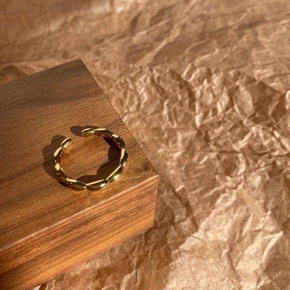 18K Gold Plated Trilly Oval Beaded Band Ring - Picture 4 of 8